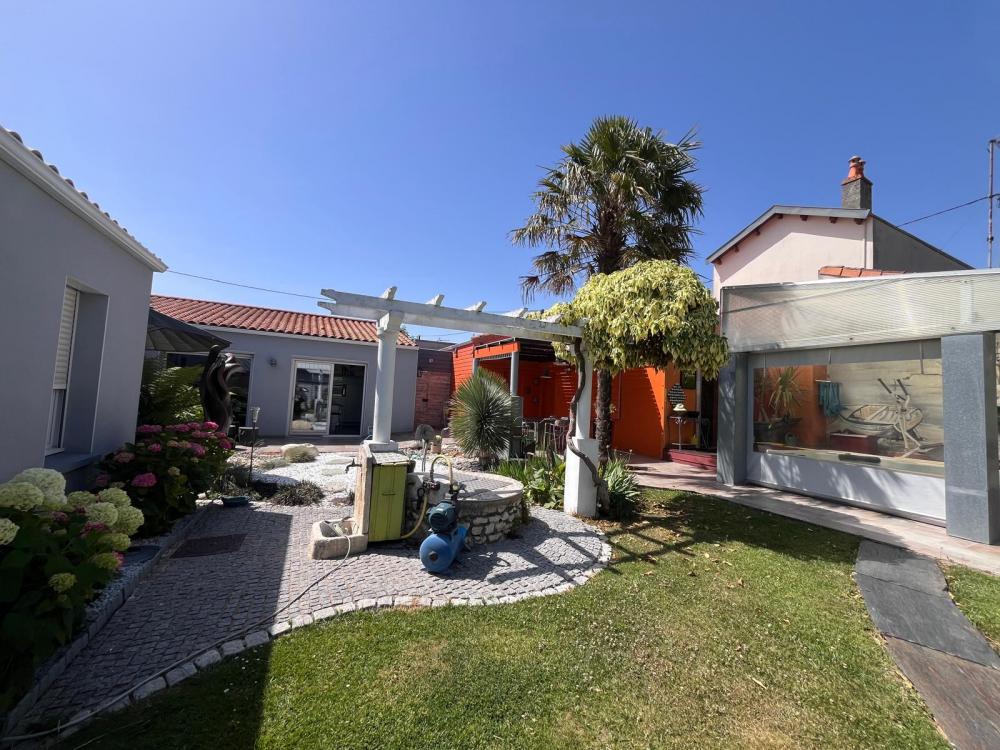 Séjournez aux Rieuses, chambre d'hôtes à Fouras-les-Bains en Charente-Maritime. Hébergement 1 à 4 personnes, à 300 m de la plage, proche de Fort Boyard, Rochefort, La Rochelle et des îles d'Aix, d'Oléron et de Ré.
